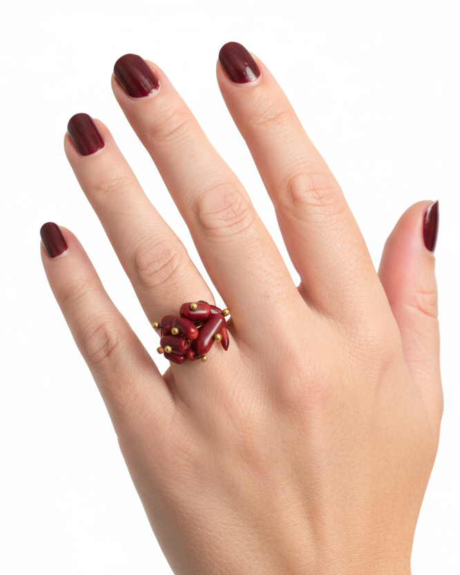 Anel de coral vermelho na modelo
