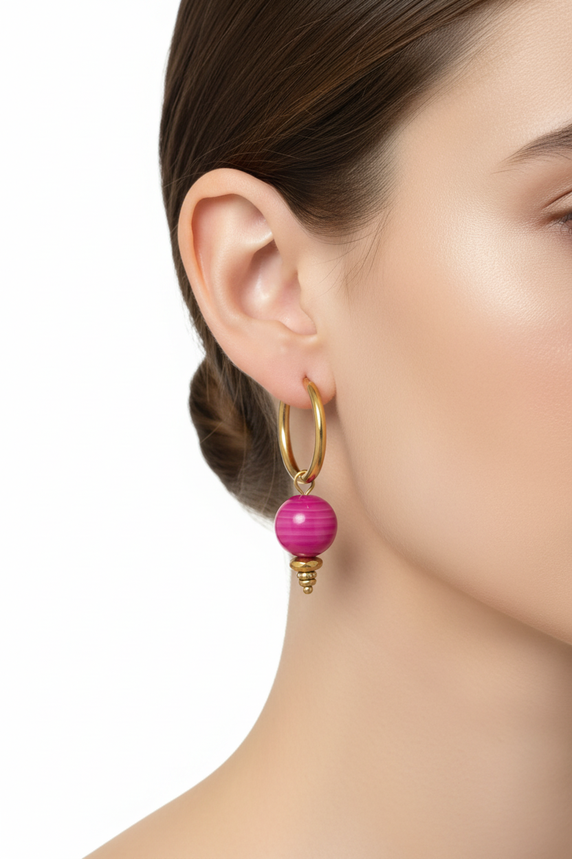 Argolas de ágata pink stripe na modelo transpassando a orelha