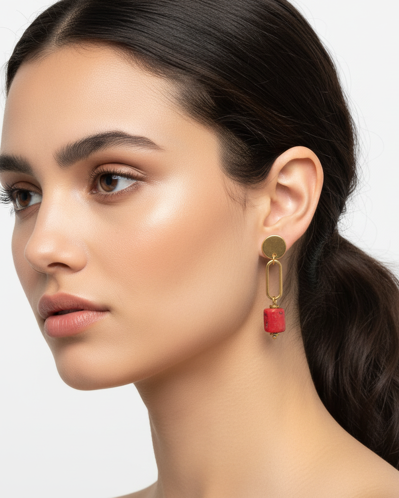 Brinco Milão Coral Dourado Chapa Oval em modelo