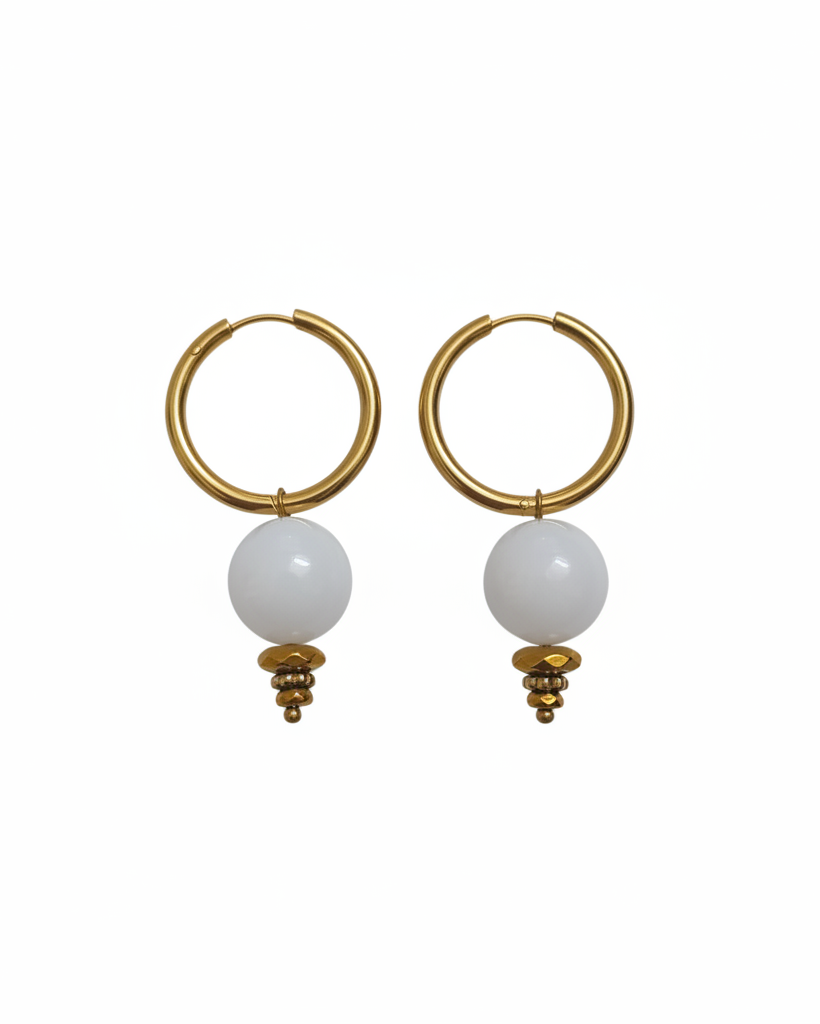 Brincos argola dourada com pérolas brancas - fundo branco