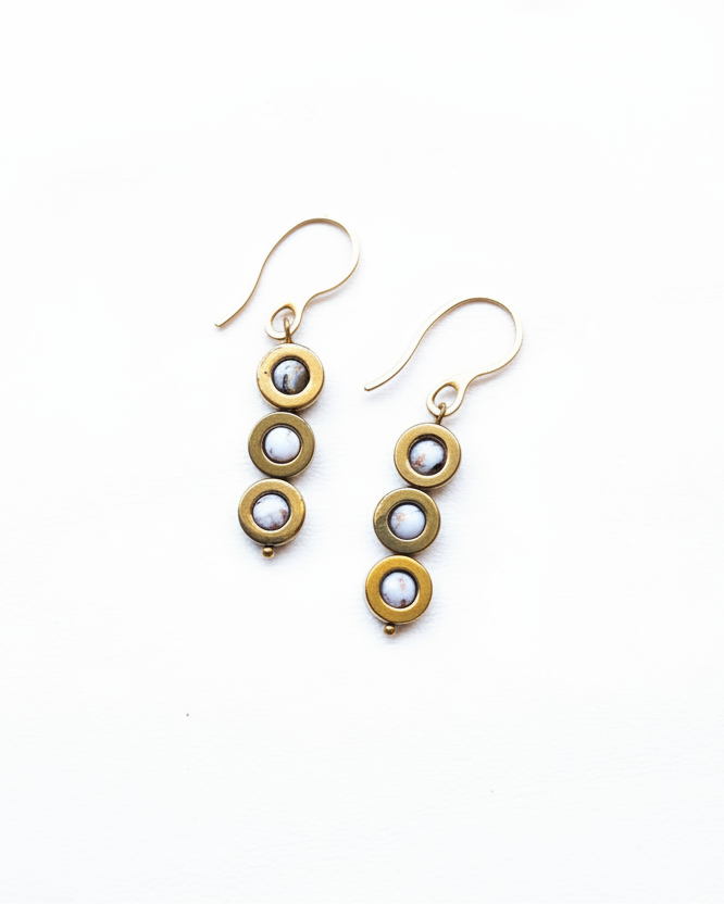 Brincos de abalone com fundo branco profissional