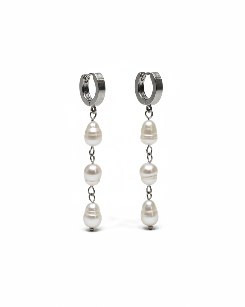 Brincos de argola com pérolas barrocas em fundo branco