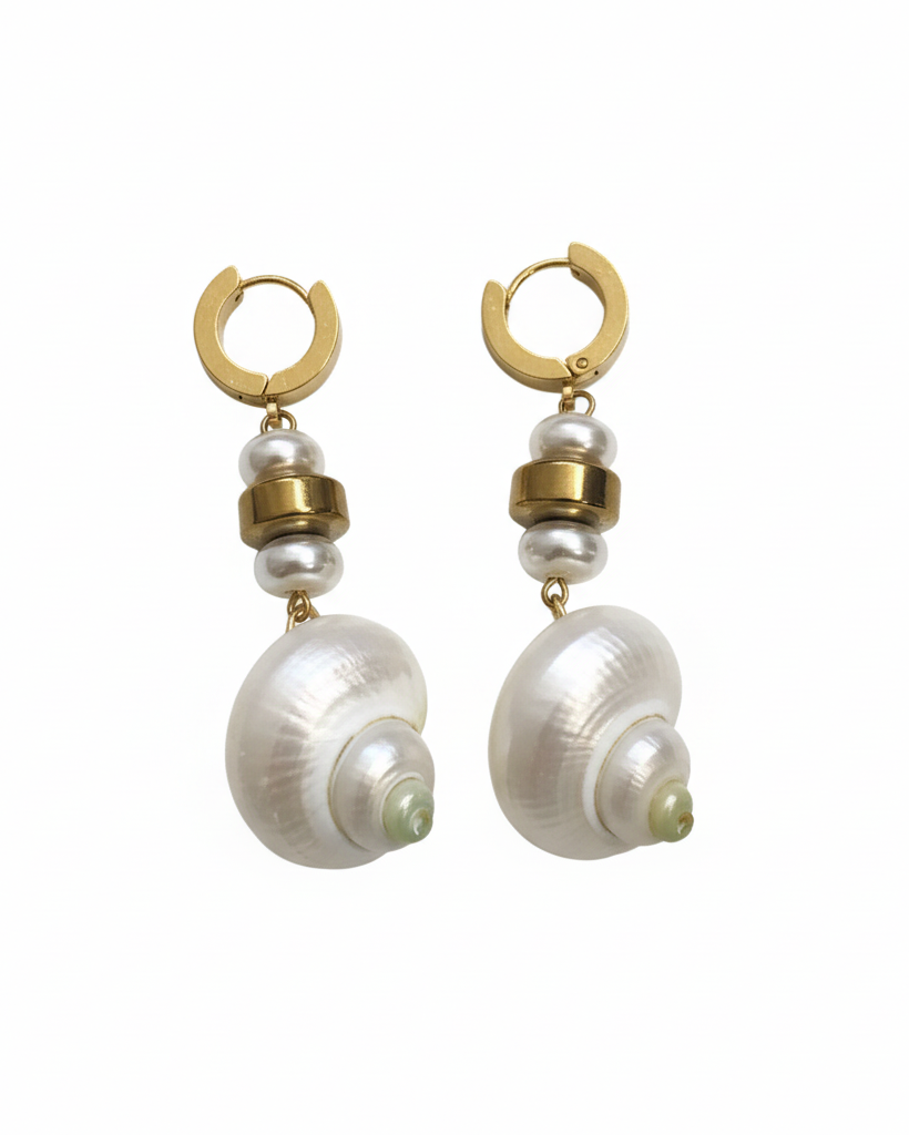 Brincos de argola com pérolas e búzios em fundo branco sem sombras