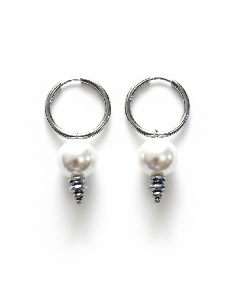 Brincos de argola com pérolas em fundo branco
