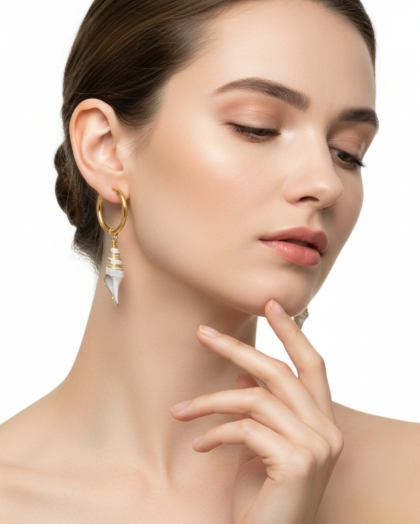 Brincos de argola dourada com cristais naturais em modelo