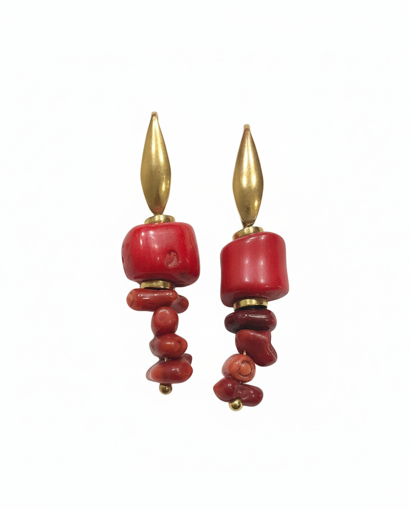 Brincos de coral vermelho com detalhes dourados em fundo branco