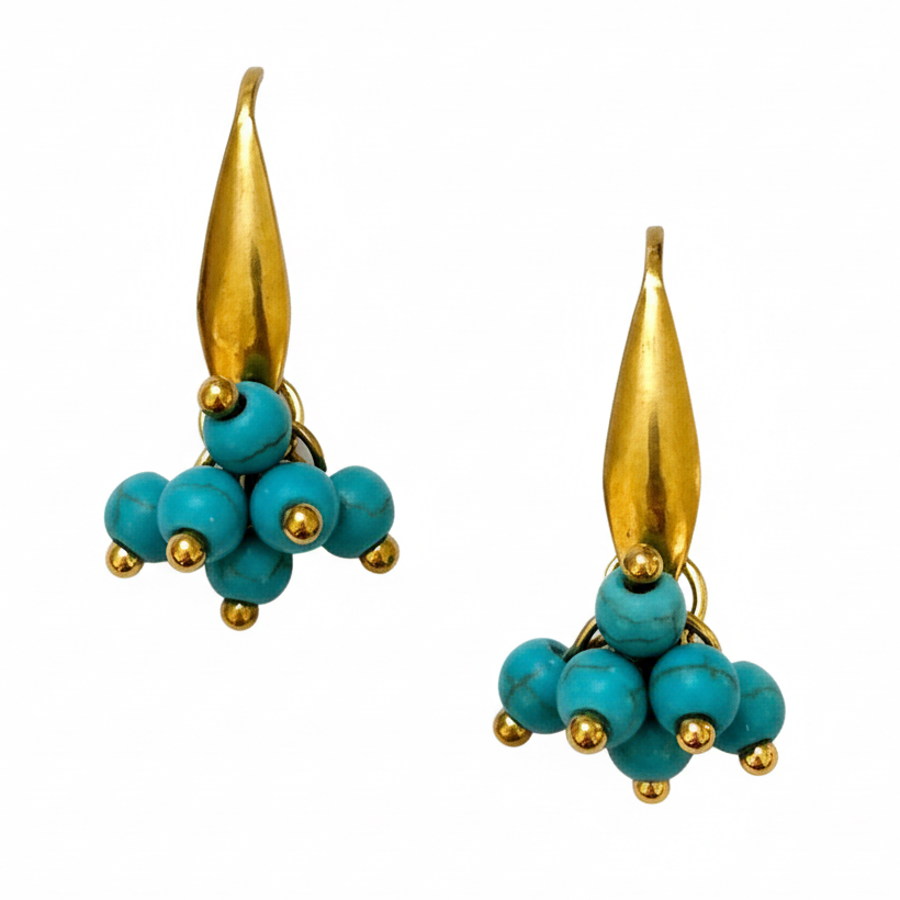 Brincos de gota dourada com turquesa em fundo branco