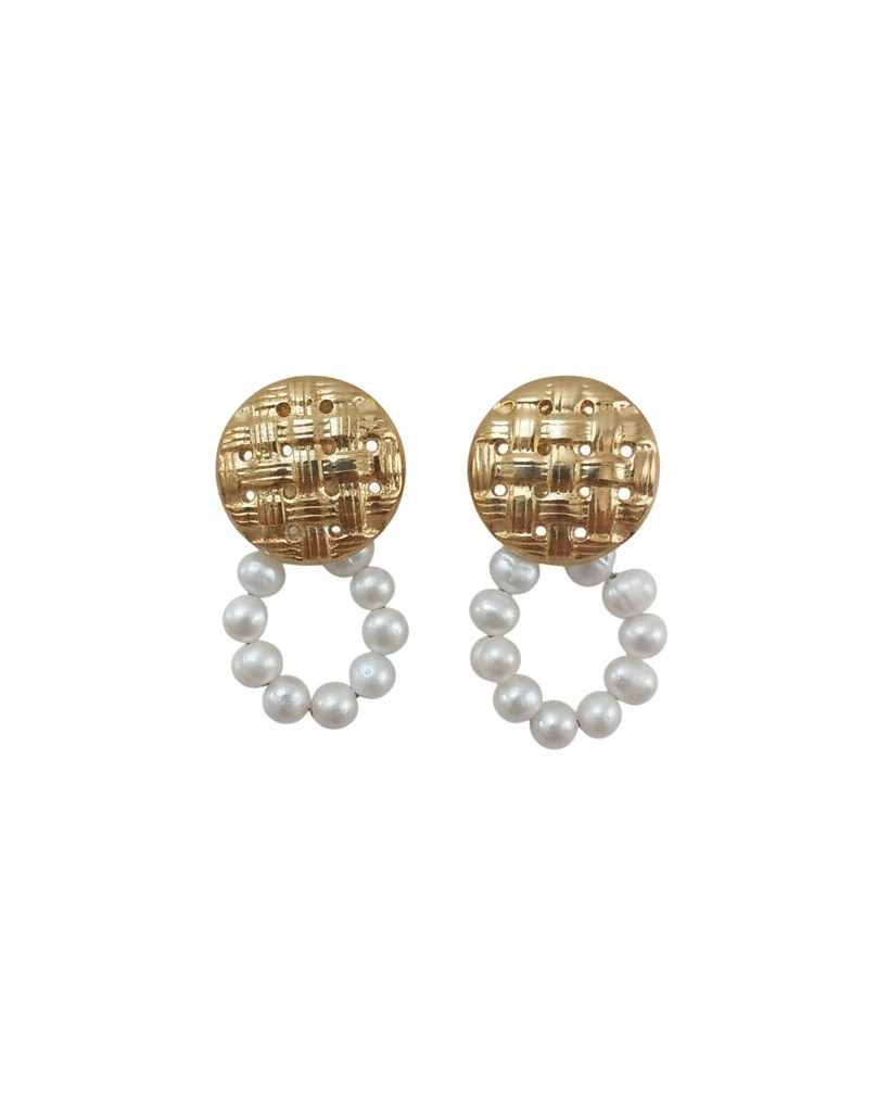 Brincos dourado com pérolas - fundo branco