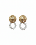 Brincos dourado com pérolas - fundo branco