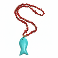 Colar Coral Vermelho com Pingente Peixe Turquesa - Fundo Branco