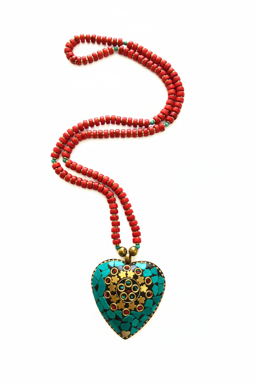 Colar de coral com pingente de coração turquesa - fundo branco