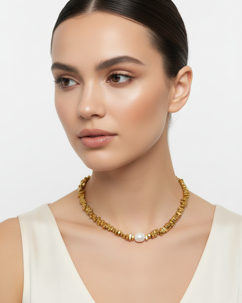 Colar de hematita dourada com pérola em modelo