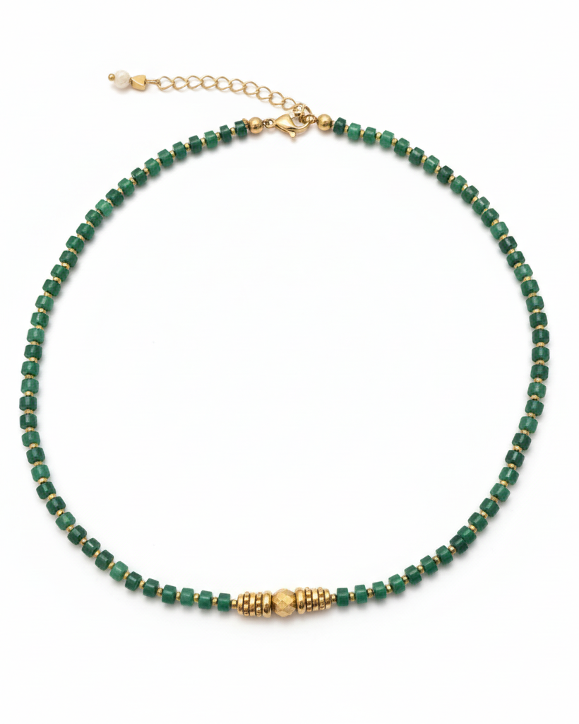 Colar de jade com fundo branco
