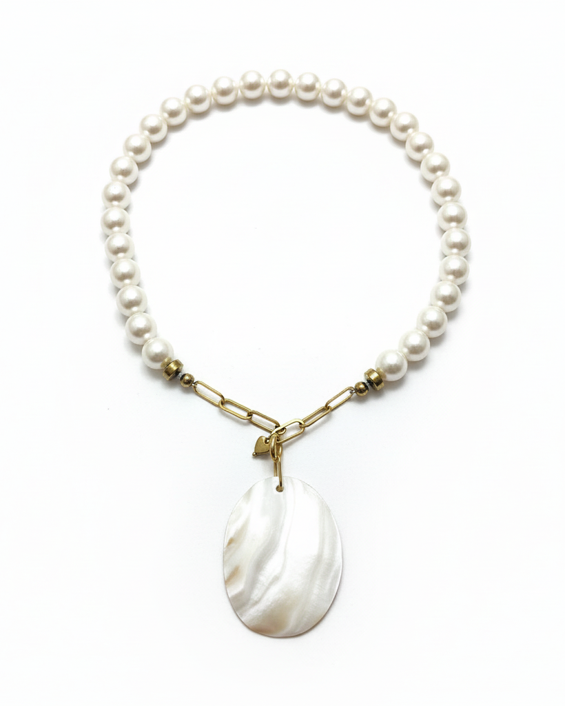 Colar de pérolas com fundo branco