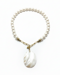 Colar de pérolas com fundo branco
