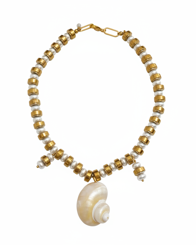 Colar de pérolas e concha com fundo branco