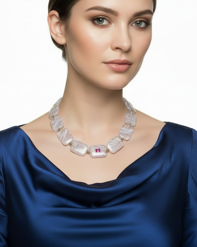Colar de quartzo com vestido elegante