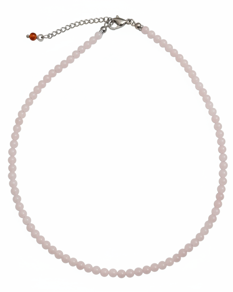 Colar de quartzo rosa com fundo branco