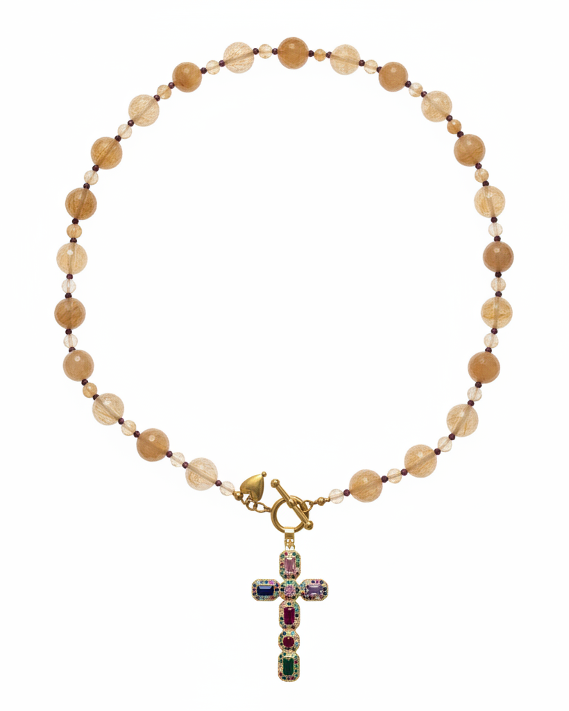 Colar de quartzo rutilado champagne com cruz em fundo branco
