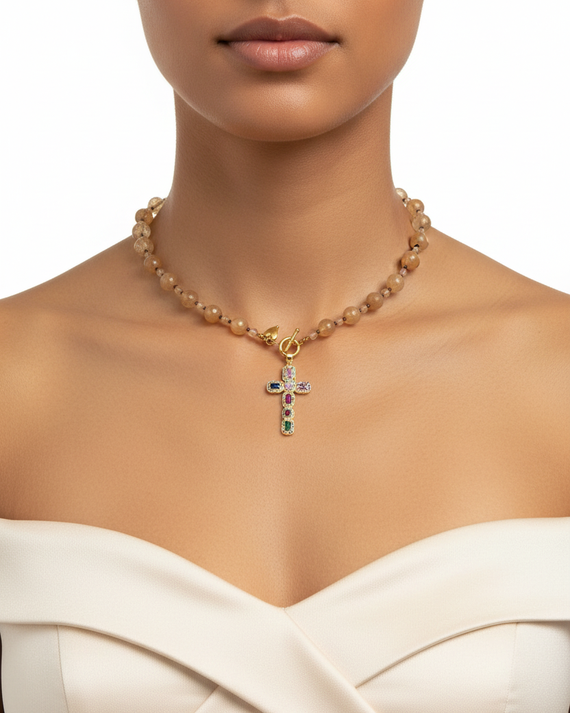 Colar de quartzo rutilado curto com roupa elegante