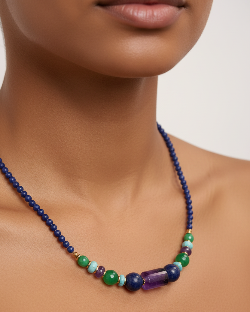 Colar em close-up na modelo