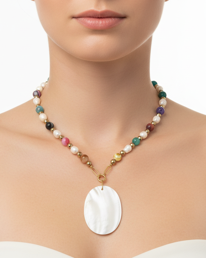 Colar Marina em modelo - estilo flat lay