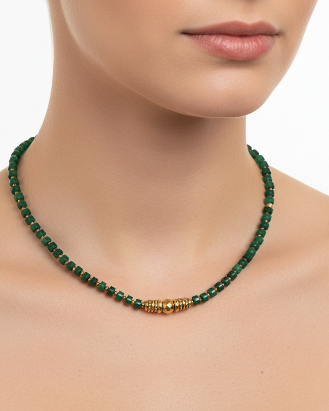 Colar verde em modelo - sem fecho visível