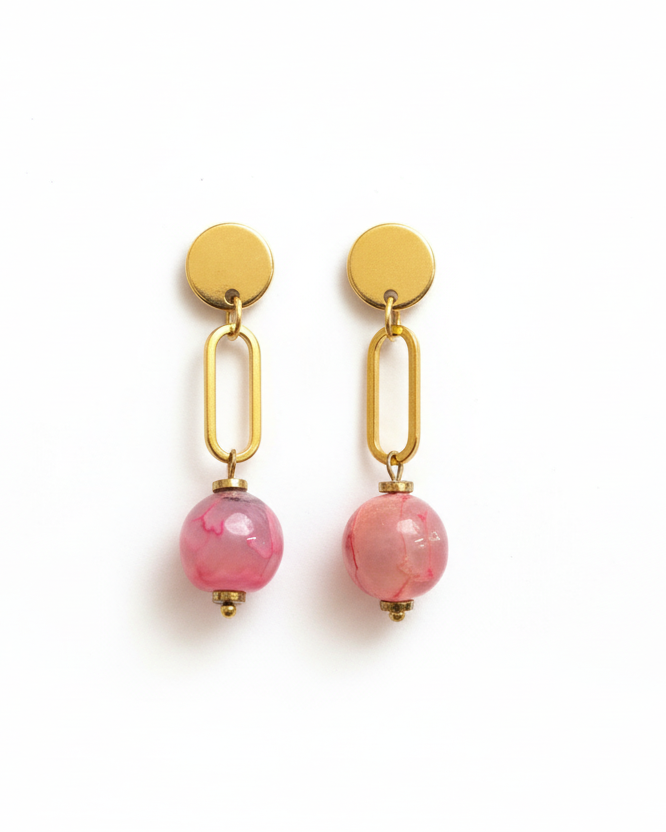 Brinco com círculo dourado, elo oval e ágata rosa