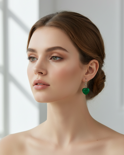 Brincos de coração verde em modelo