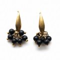 Brincos de ônix preto fosco com detalhe dourado em fundo branco