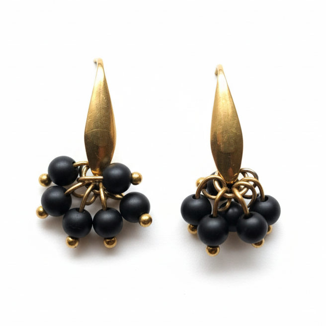 Brincos de ônix preto fosco com detalhe dourado em fundo branco