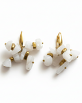 Brinco de geoda de quartzo branco com acabamento dourado