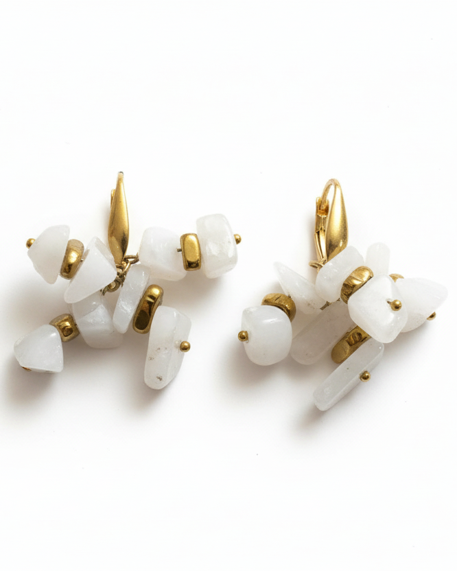 Brinco de geoda de quartzo branco com acabamento dourado