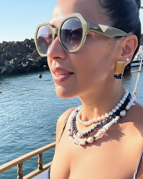 Mulher usando Brinco Clássico Lápis Lazuli Dourado