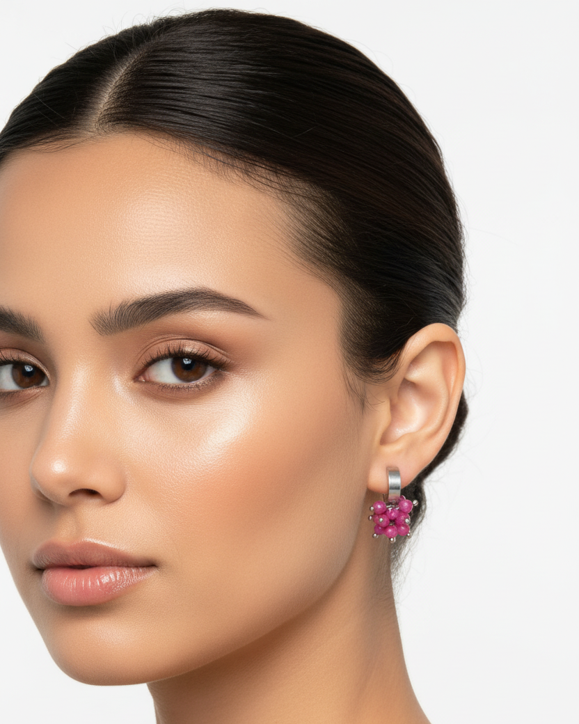 Modelo com brincos de turmalina rosa em tamanho proporcional