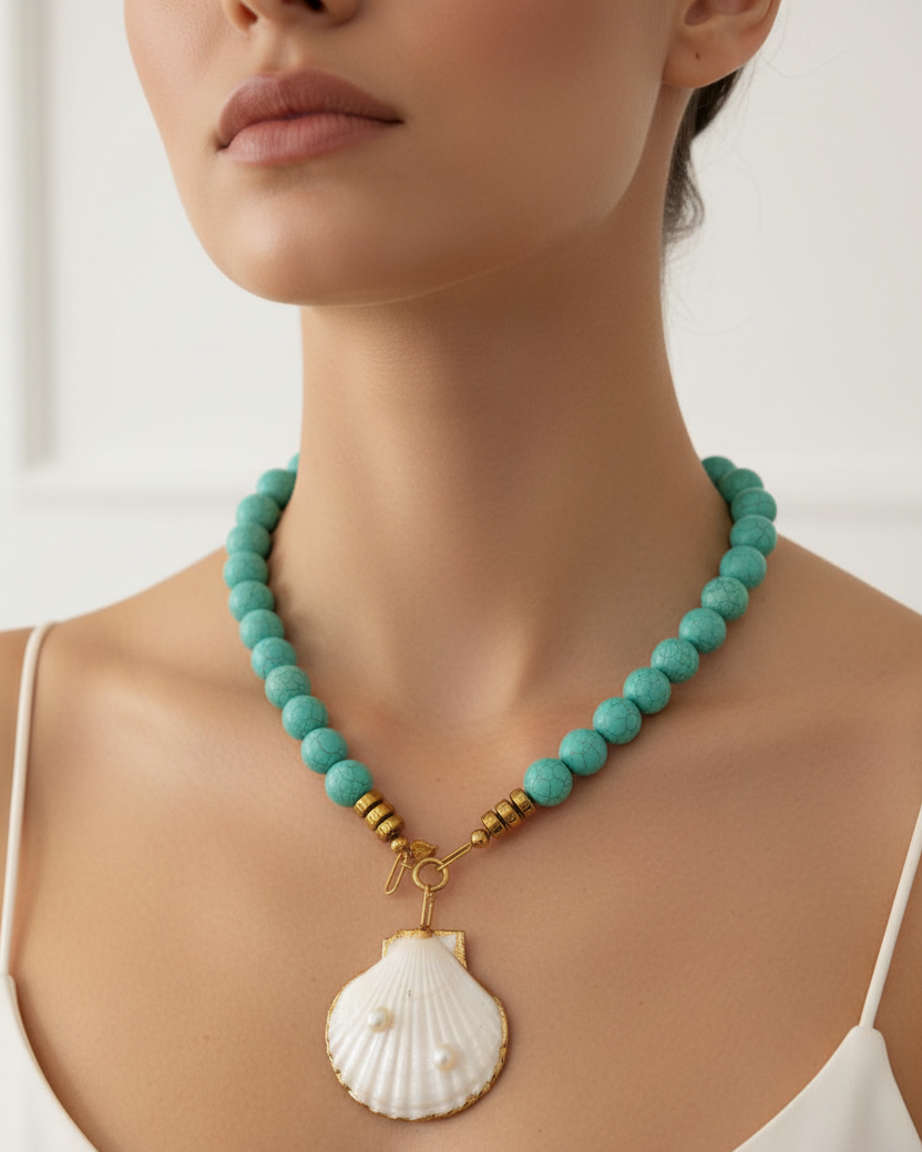 Modelo com colar de turquesa - close-up