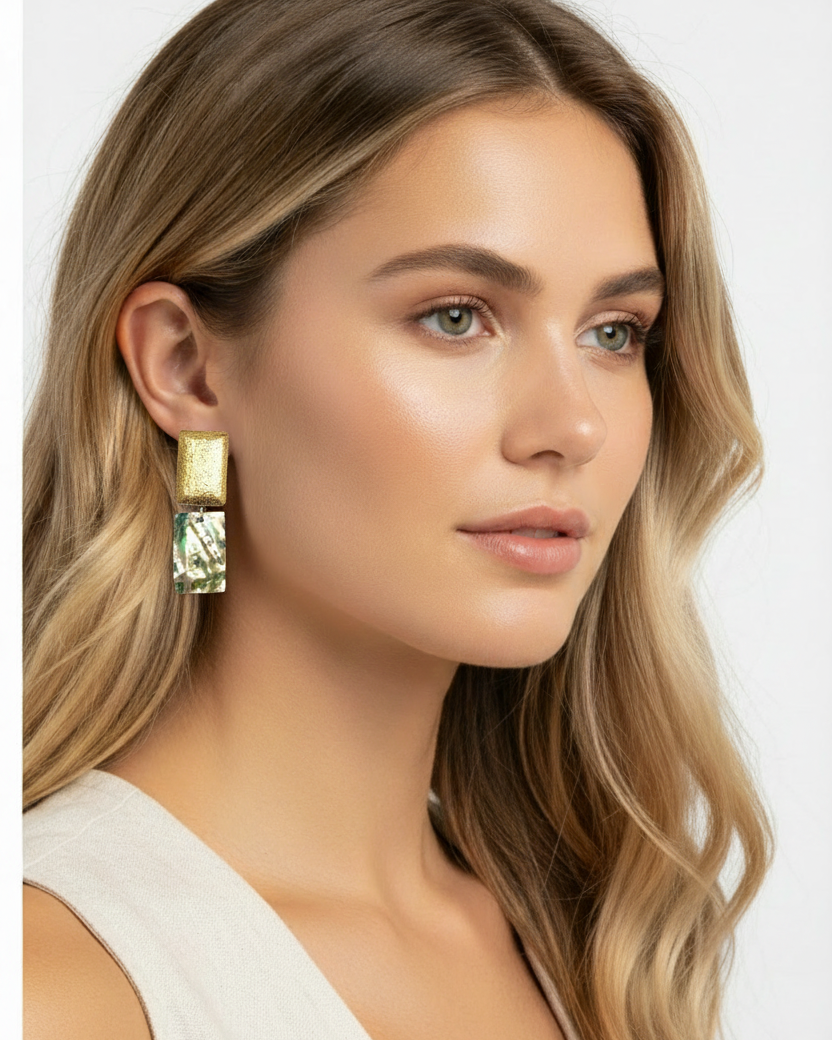 Modelo usando brincos de abalone dourado - tamanho exato