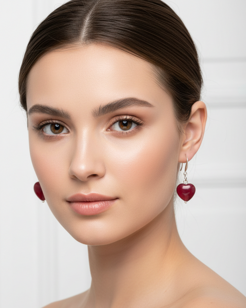 Modelo usando brincos de coração vermelho