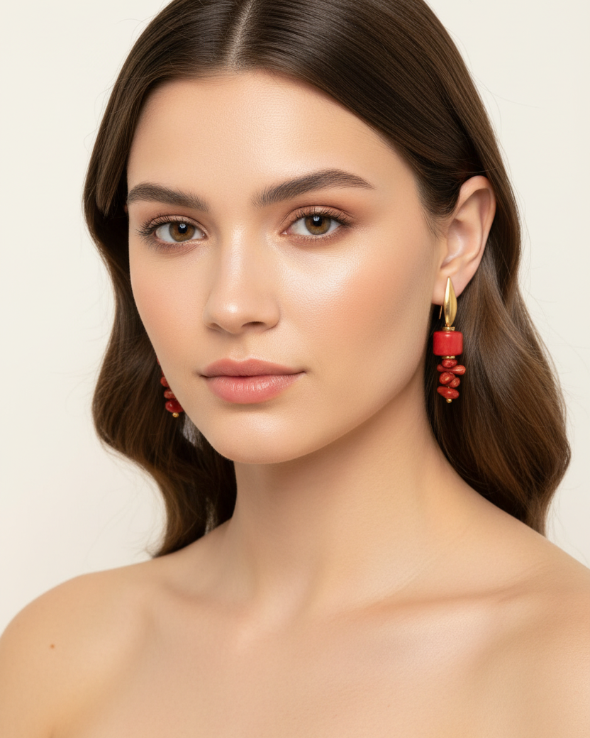 Modelo usando brincos de coral vermelho