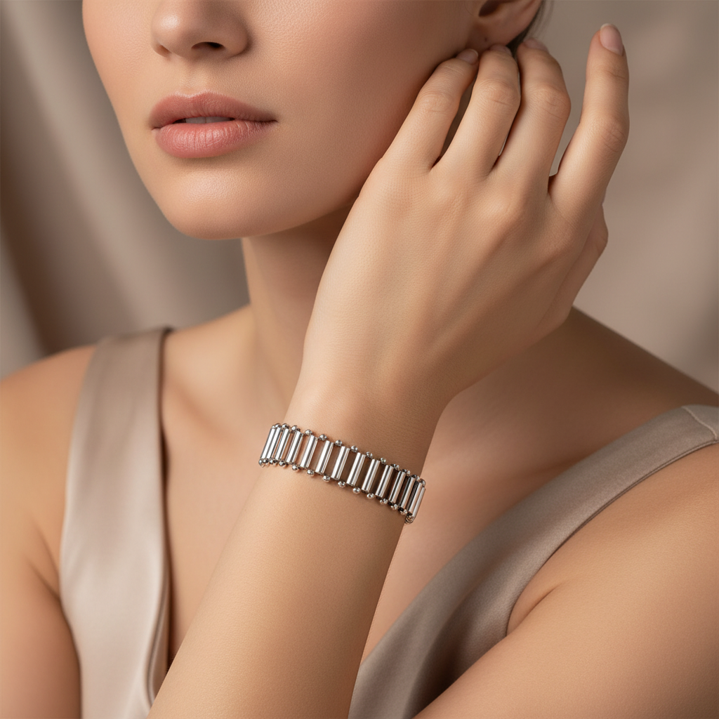 Pulseira detalhes na modelo
