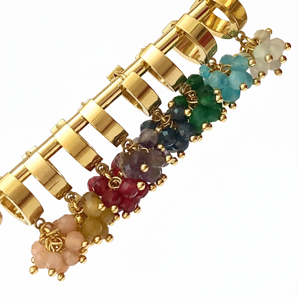Pulseira dourada com pedras coloridas em fundo branco