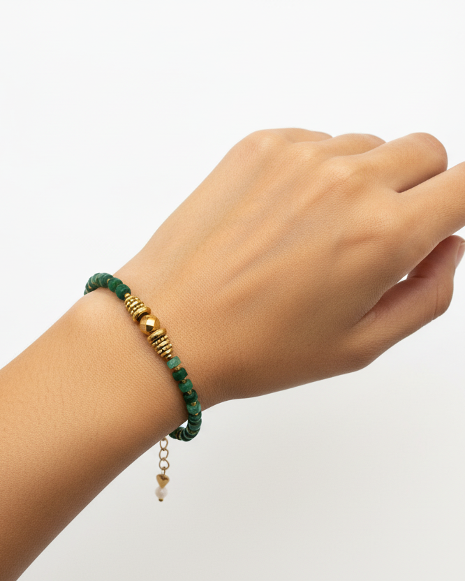 Pulseira jade verde em modelo - destaque nas pedras