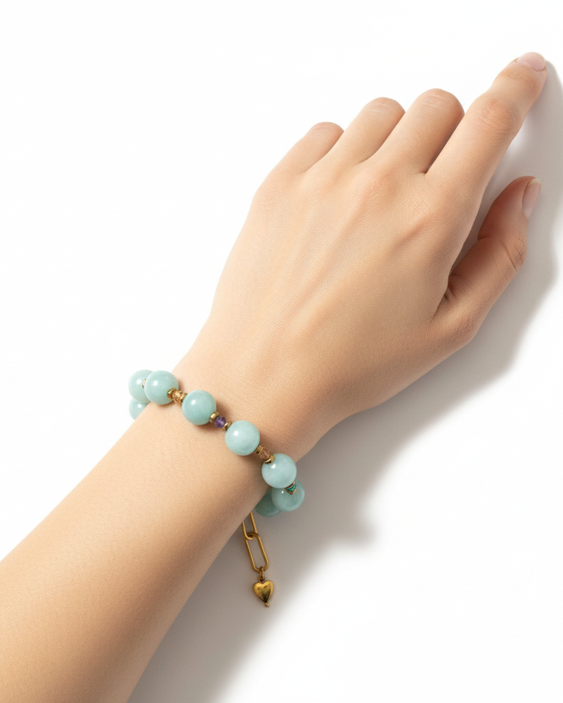 Pulseira na modelo com fecho atrás